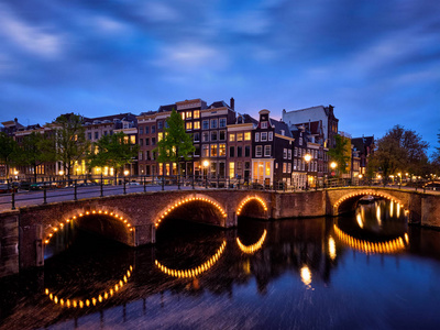 Amterdam 运河 桥和中世纪房屋在晚上