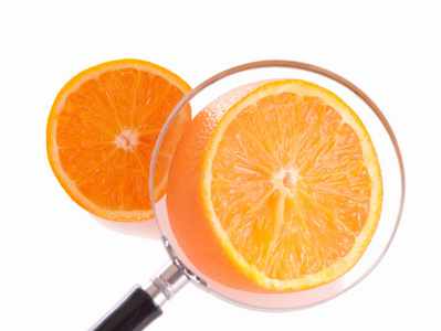 多汁的橘子穿过百叶窗