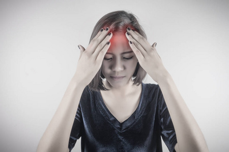 年轻的亚裔女子头痛 偏头痛 疼痛 压力 失眠