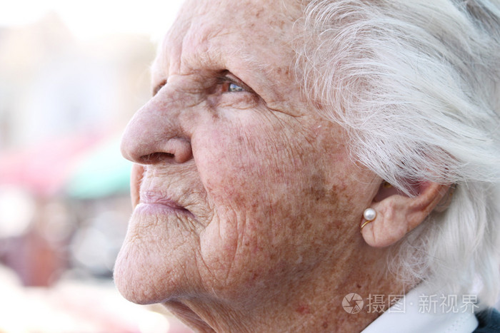 旧日晒黑的皱纹皮肤