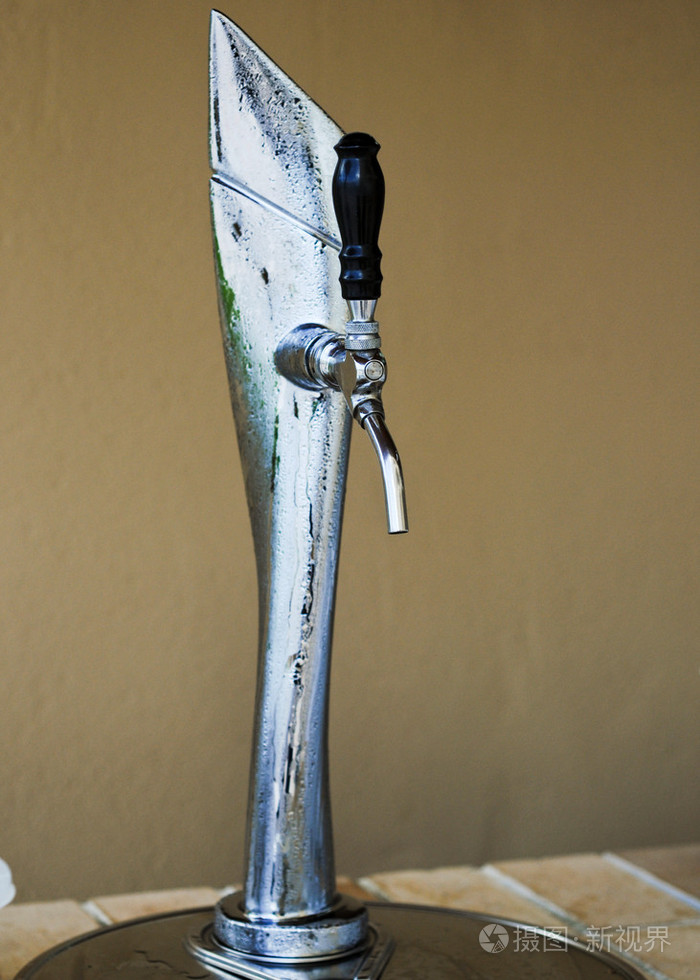 从啤酒筒抽出啤酒的唧筒