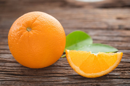 在木桌上的新鲜橙色水果