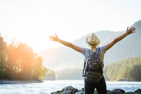 女人抬起头向着太阳的怀里.梦想的看照片
