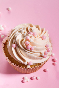 可口的蛋糕，奶油和小珍珠的特写。粉色