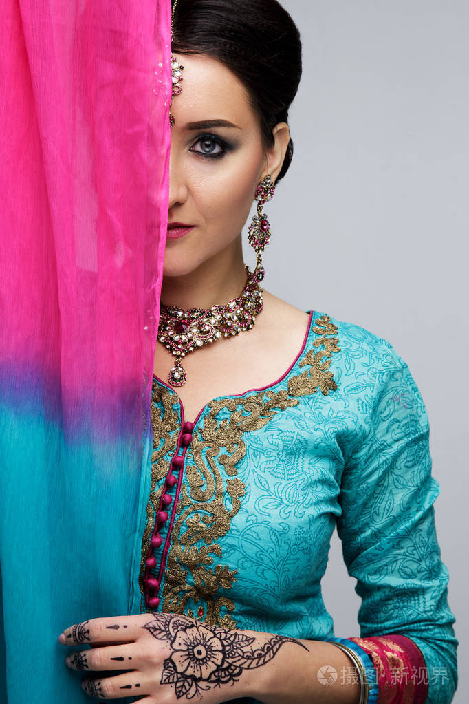 年轻的印度女人模型与传统首饰套装.印度服装纱丽