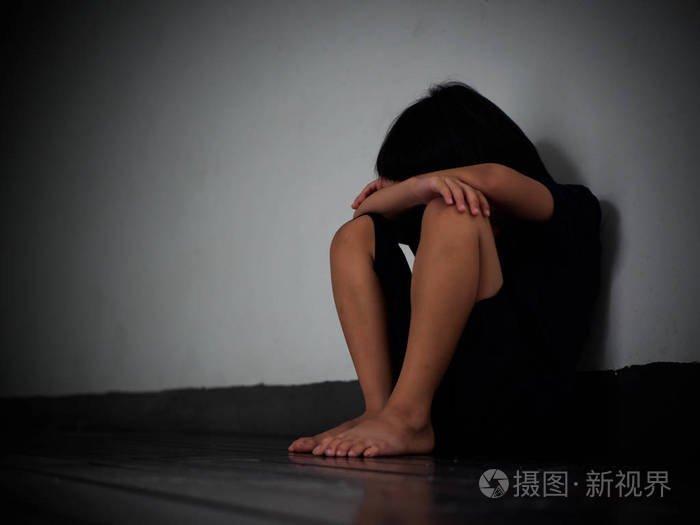 小男孩不快乐悲伤和孤独的树