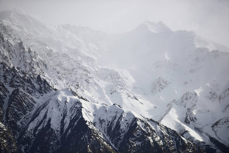 蓝蓝的天空，从 Leh 拉达克印度与雪山