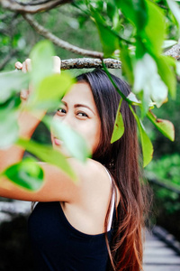 在红树林森林木桥的年轻漂亮的女孩肖像