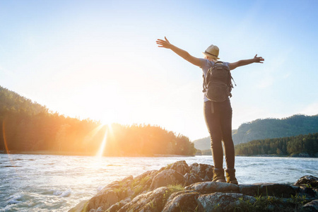 女人抬起头向着太阳的怀里.梦想的看照片