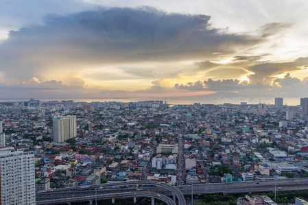 地铁在日落时，菲律宾马尼拉的天空