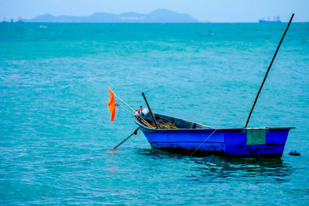 小蓝色的船停泊在海面上