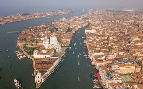 在日出时用小船,用明亮的屋顶的典型威尼斯建筑威尼斯大运河鸟瞰图