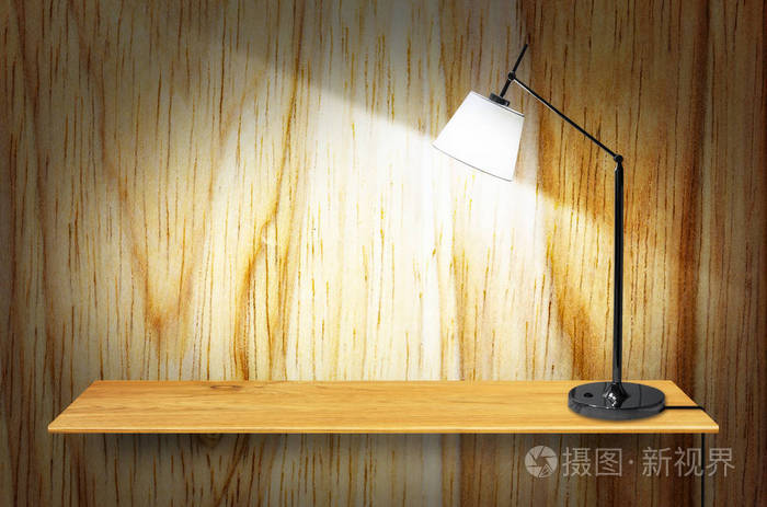 木制书架上的一盏灯