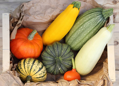 传家宝西葫芦南瓜和西葫芦在一个木箱里衬着纸照片