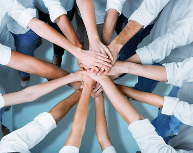 人们手里摇图片