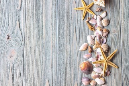 贝壳和绿松石的木制背景上的海星