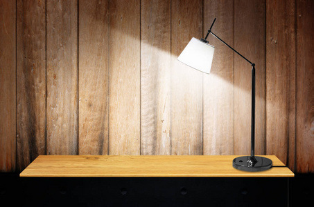 木制书架上的一盏灯