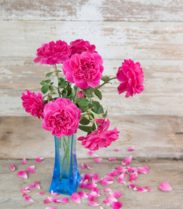 与上 grunge 木制蓝色花瓶粉红玫瑰花卉静物