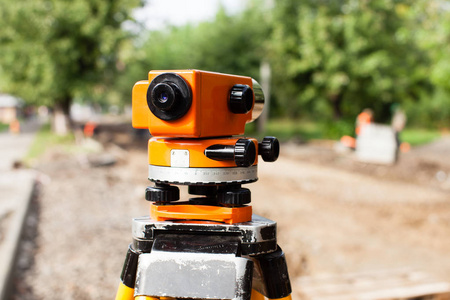 有树木的田野中的大地测量仪器大地测量全站仪与施工地面大地测量大地