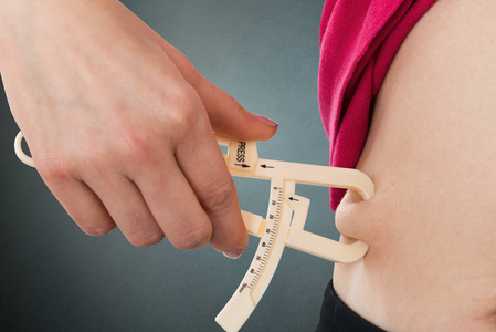 女人捏胃脂肪照片