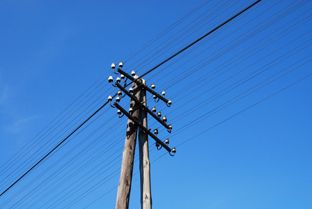 电力线，输电线 power line的名词复数 
