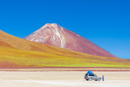 在玻利维亚的乌尤尼盐湖旅游山景观