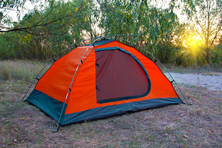 森林营地的旅游帐篷