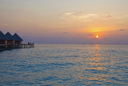 马尔代夫海洋中的岛屿。 日落。