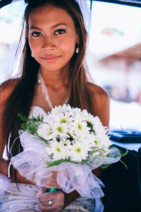 一个年轻漂亮的亚洲新娘在她婚礼当天的肖像