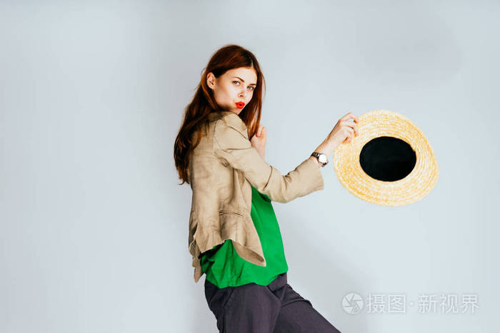 有趣的红发女孩临产他的脸和他手里拿着他的帽子