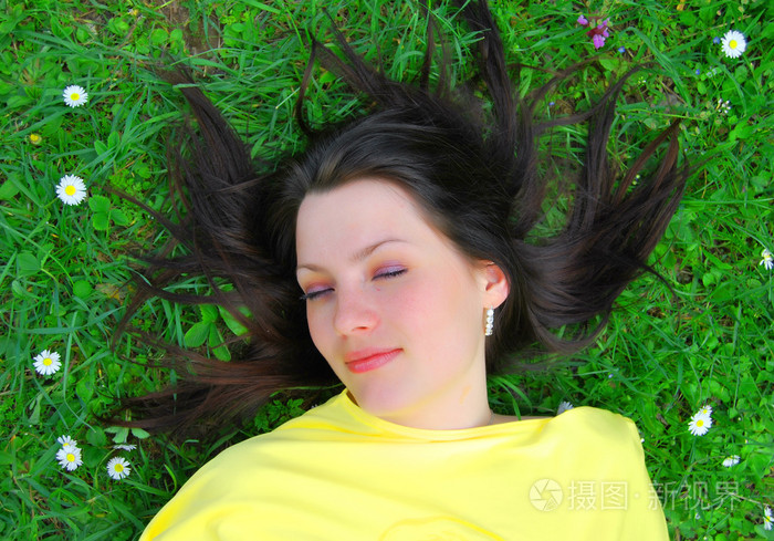 美丽的女孩走着