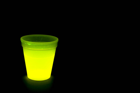 黄色彩灯发光的荧光玻璃棒图片