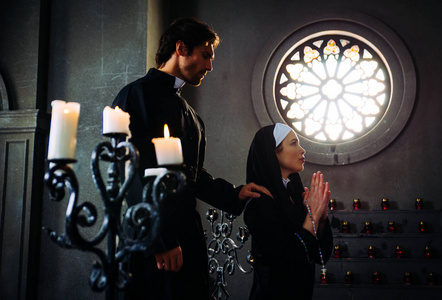 试着把爱放心底修女和神父祈祷和把时间花在修道院照片