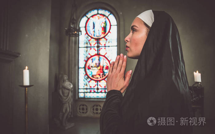 祷告在修道院的修女