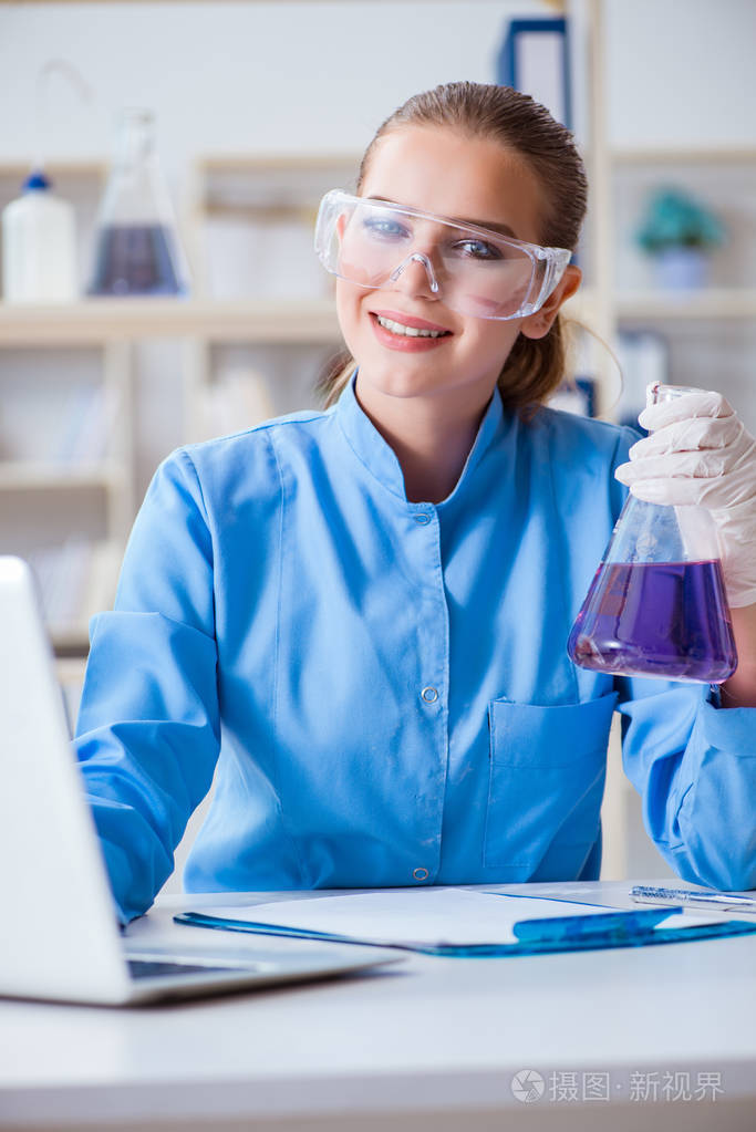 女科学家研究人员进行的实验室试验