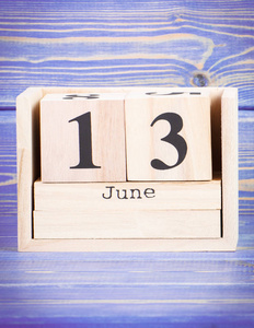 6 月 13 日。6 月 13 日在木制的多维数据集的日历上的日期