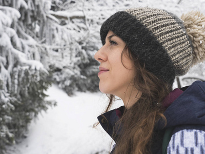 滑雪板女孩雪森林为背景的肖像