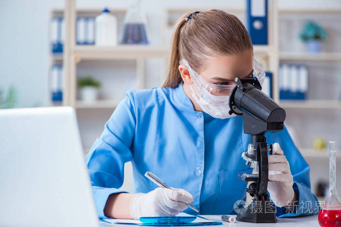 女科学家研究人员进行的实验室试验