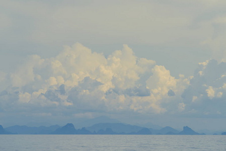 夏季海景与绿色的小岛和蔚蓝的天空背景