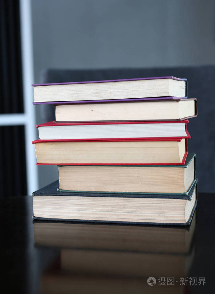 堆栈的木制的桌子上的精装书教育背景