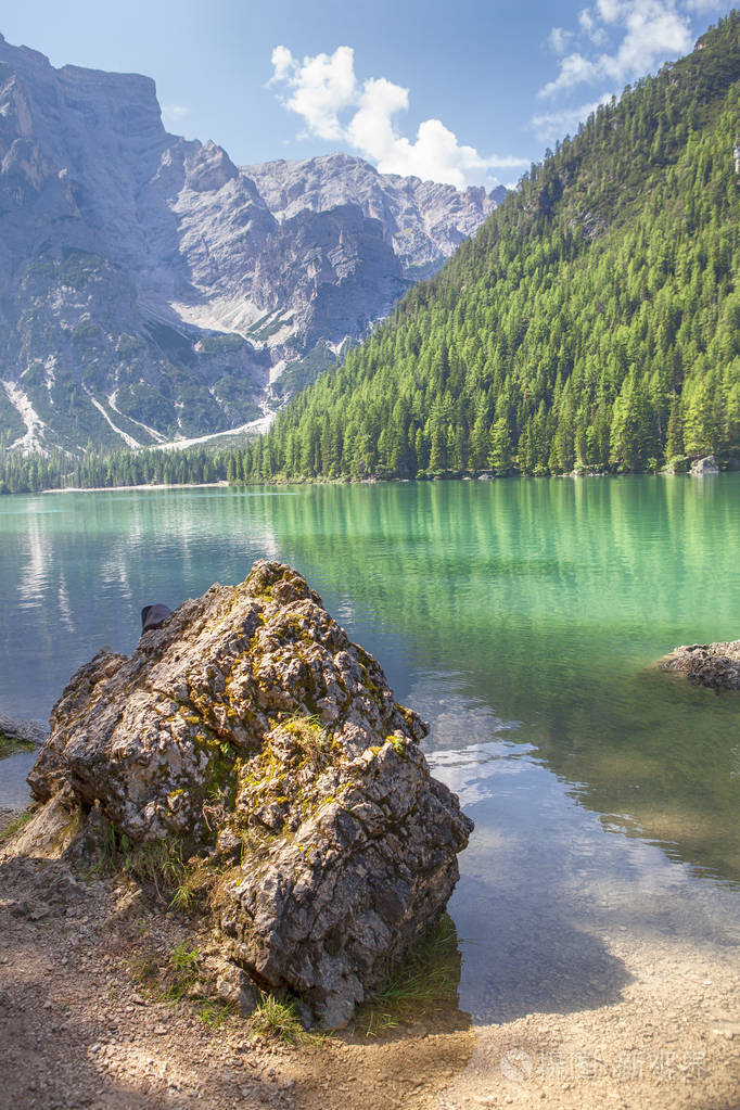 与湖和山的壮丽景色