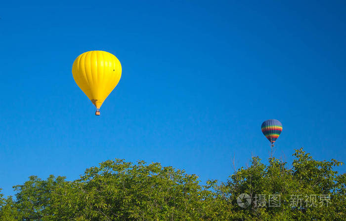 五颜六色的气球飞在迎亲队伍