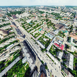 与空中城市景观 十字路口 道路 房屋 建筑物 公园及停车场。阳光灿烂的夏天全景图像