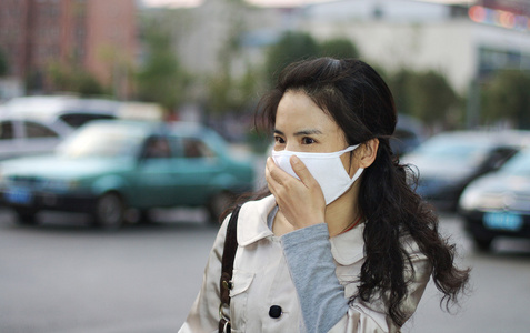 戴着面罩的亚洲女人