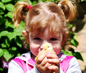 小女孩带着鸡肉
