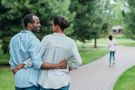 非裔美国人夫妇在公园
