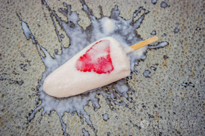 落在地板与草莓冰淇淋选择性的焦点