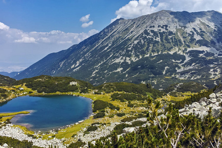 令人惊叹的全景的 Muratovo 湖，皮林山景观