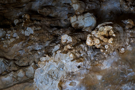 隧道裂缝洞穴钟乳石 石笋,以及其他在艾米拜尔khosar,克里米亚的形成