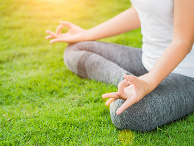 行事很傻女人瑜伽手指手上行事照片